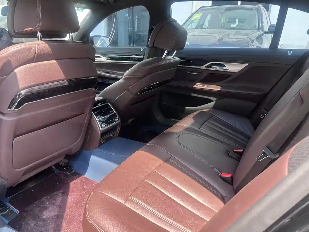 BMW 7 Series 2018 — фото 11