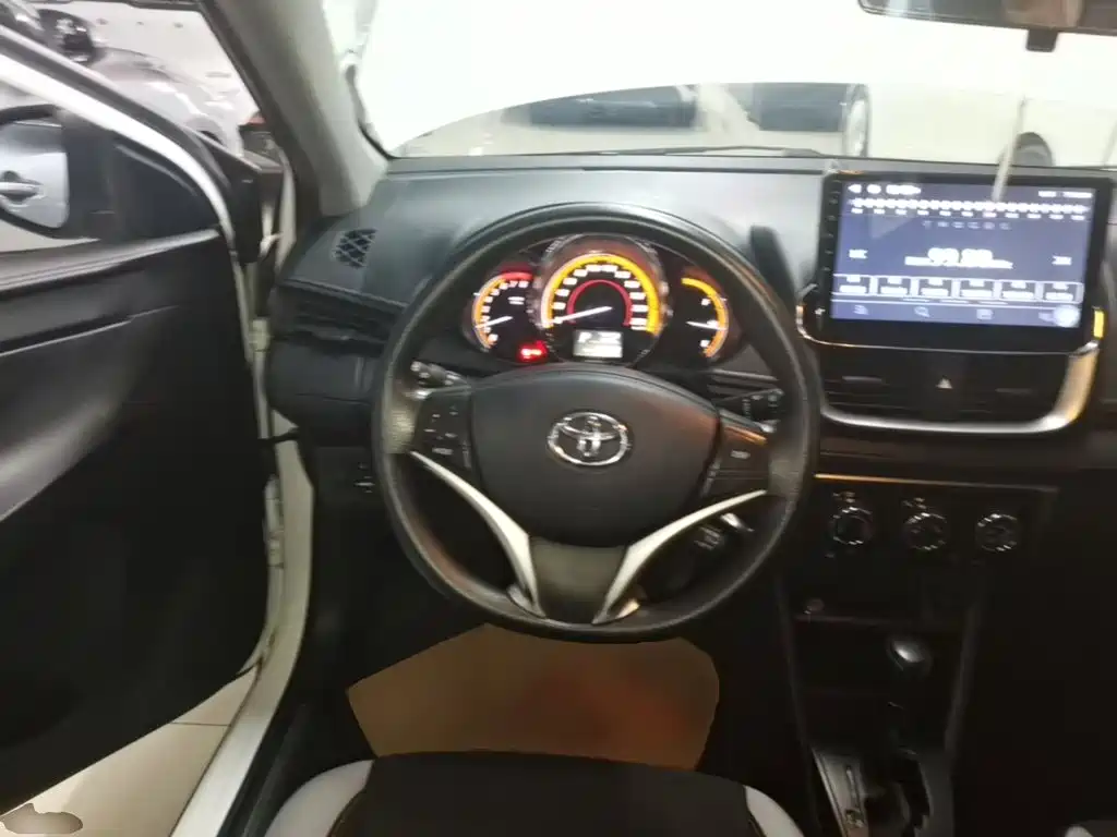 Toyota Yaris L 2023 — фото 11