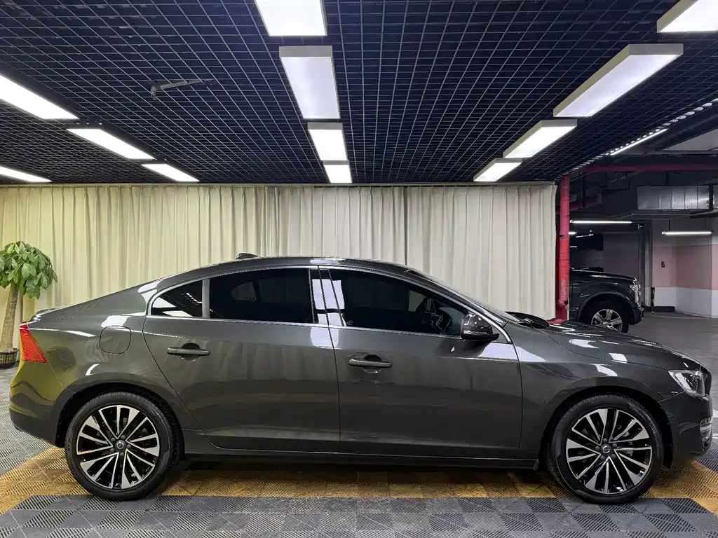 Volvo S60 2018 — фото 12
