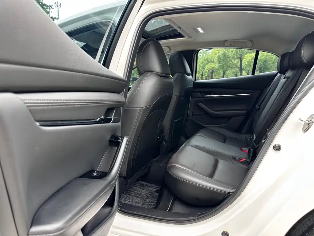 Mazda 3 Axela 2023 — фото 12