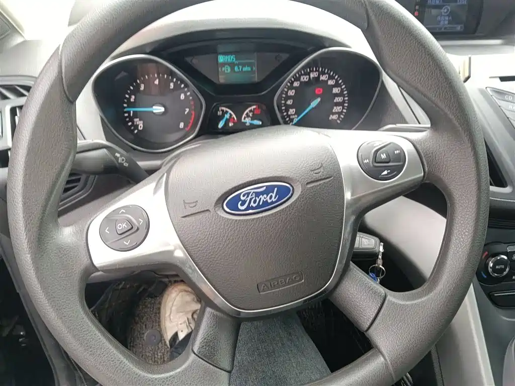 Ford Kuga 2015 — фото 11