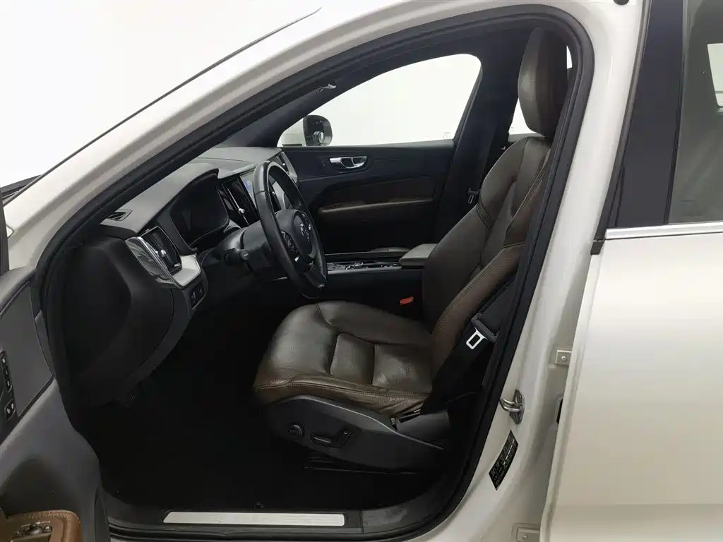 Volvo XC60 2020 — фото 10