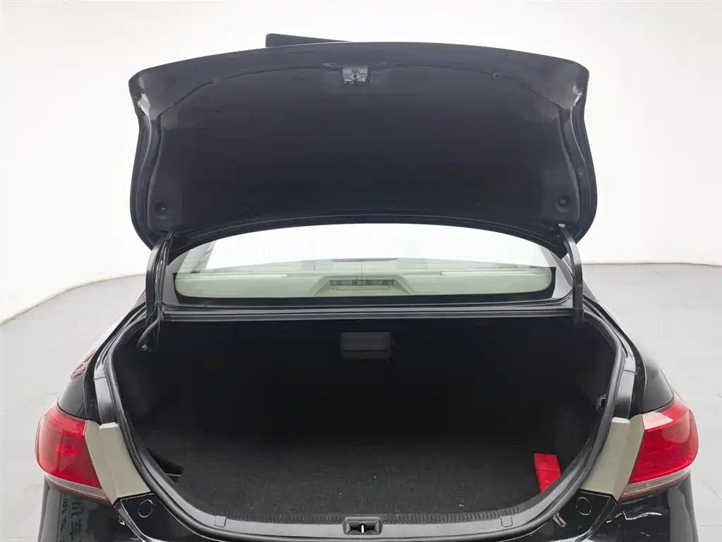 Toyota Camry 2010 — фото 16