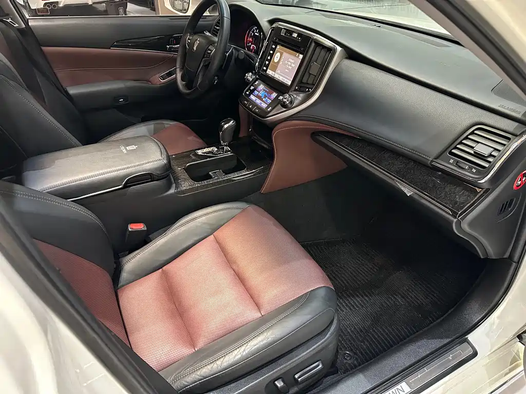 Toyota Crown 2018 — фото 15
