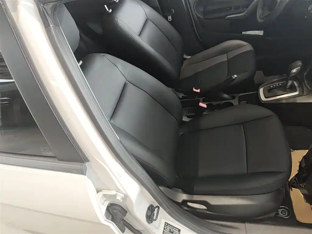 Ford Fiesta 2015 — фото 25