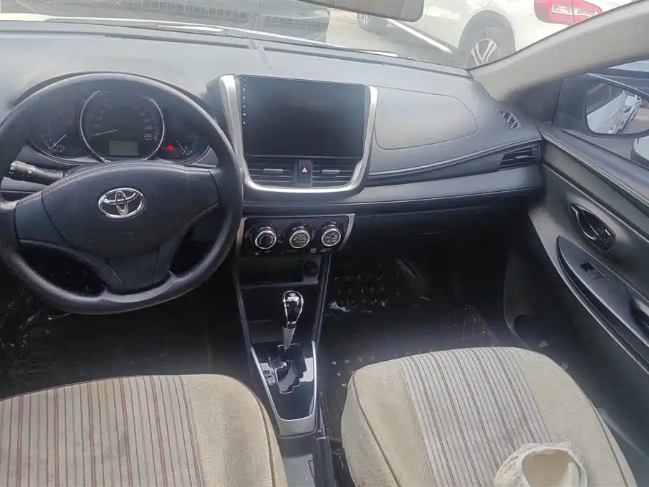 Toyota Yaris L 2018 — фото 12