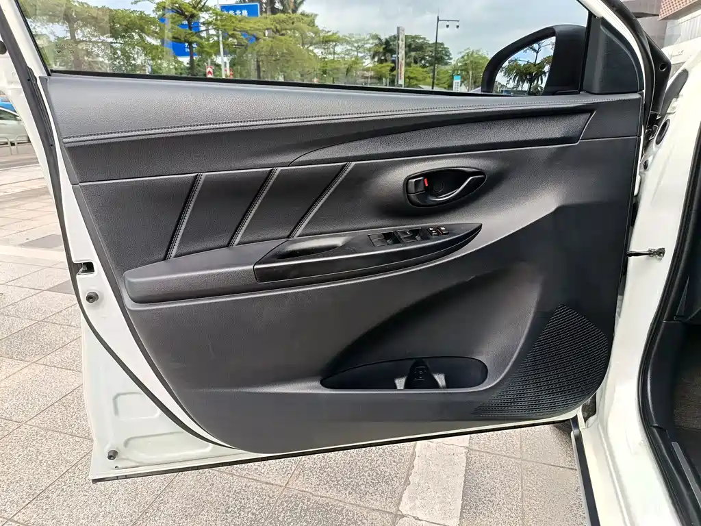 Toyota Yaris L 2022 — фото 12