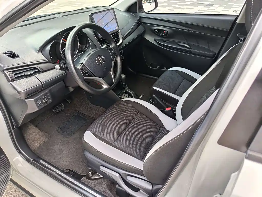 Toyota Yaris L 2022 — фото 10