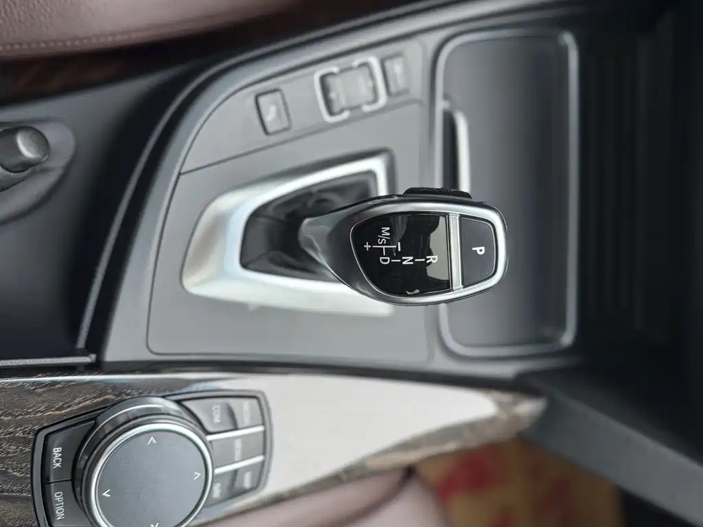 BMW 3 Series 2018 — фото 18