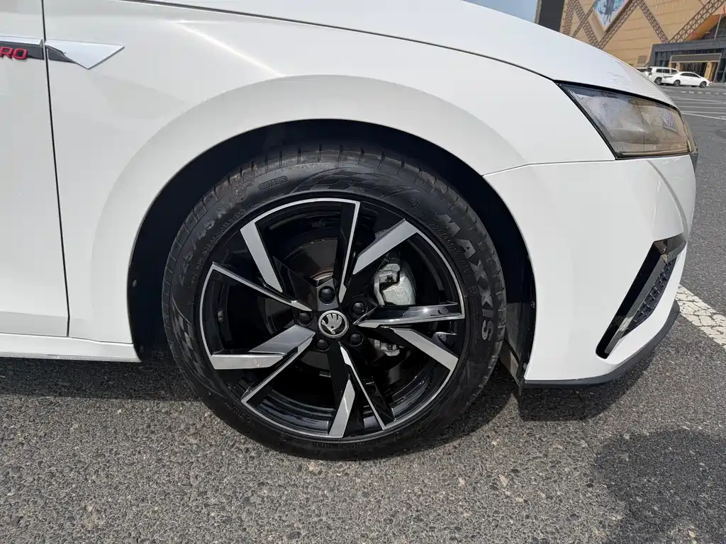 Skoda Octavia 2022 — фото 12