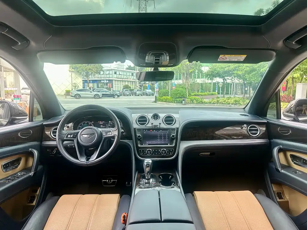 Bentley Bentayga 2018 — фото 14
