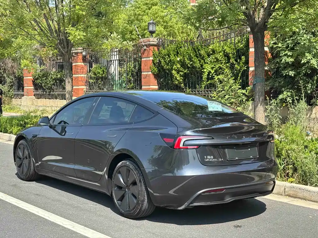 Tesla Model 3 2024