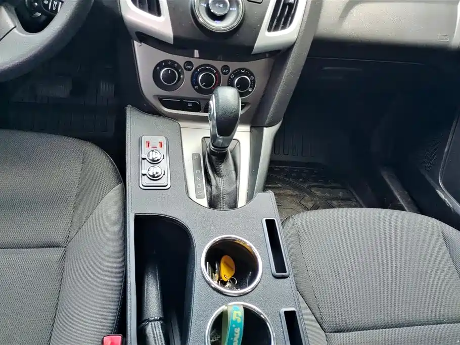 Ford Focus 2014 — фото 16