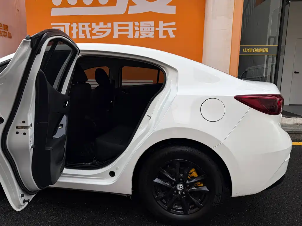 Mazda 3 Axela 2017 — фото 17