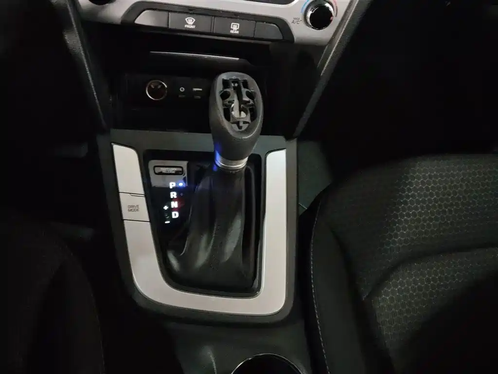 Hyundai Elantra 2016 — фото 14