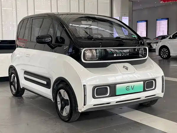 Baojun E300 2021