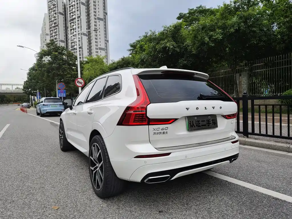 Volvo XC60 Plug-In Hybrid 2021 — фото 2
