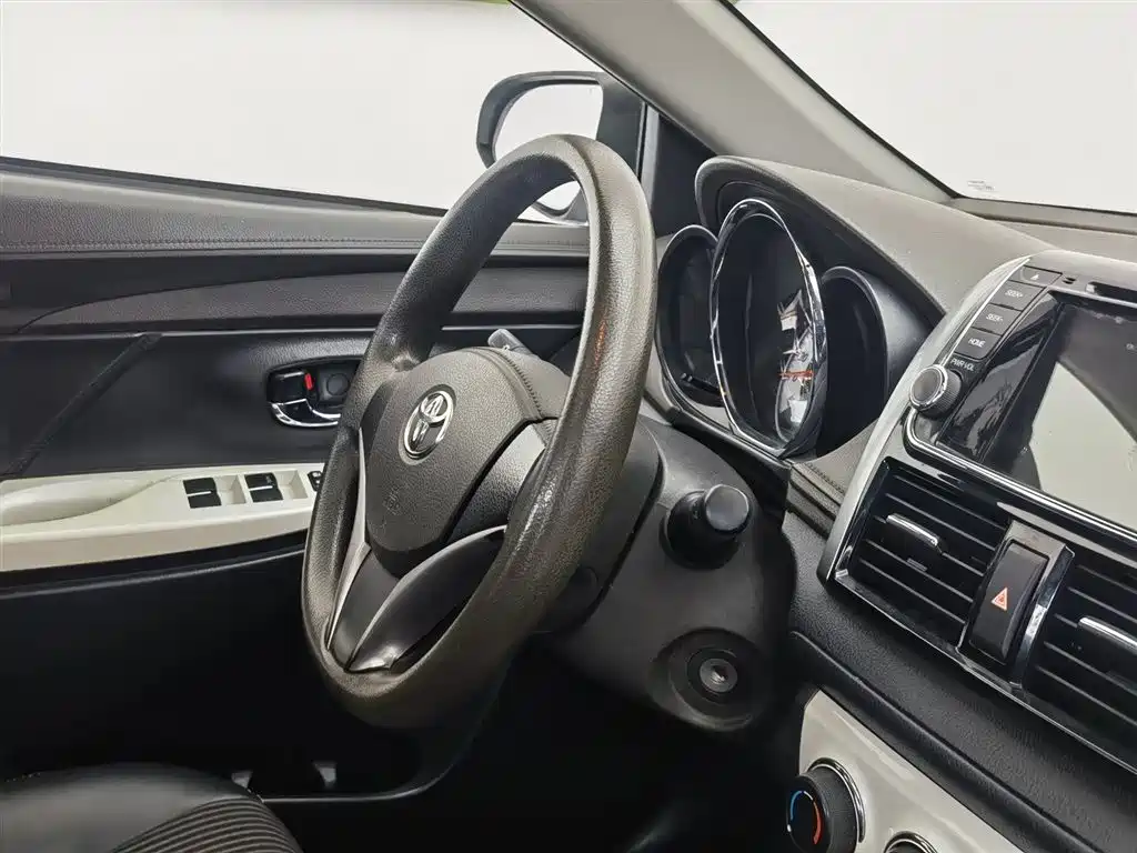 Toyota Yaris L 2015 — фото 22