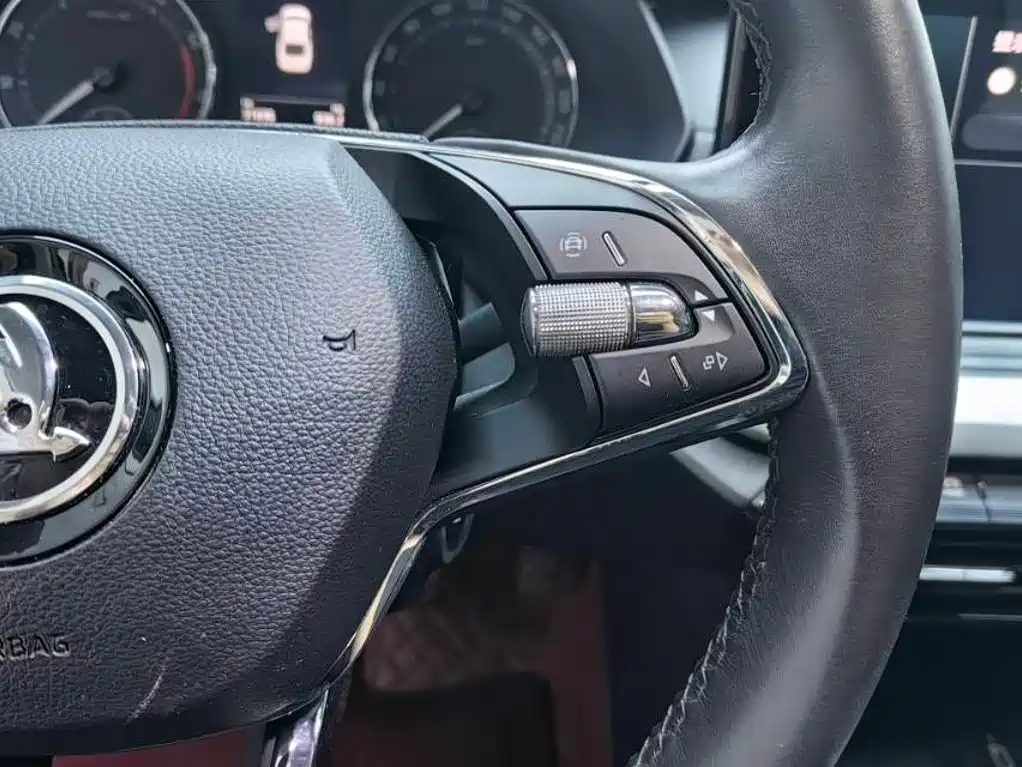 Skoda Octavia 2023 — фото 8