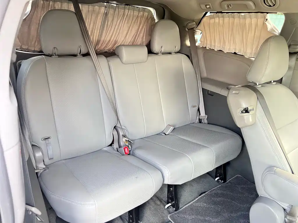 Toyota Sienna 2017 — фото 15