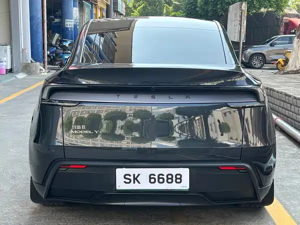 Tesla Model Y 2025