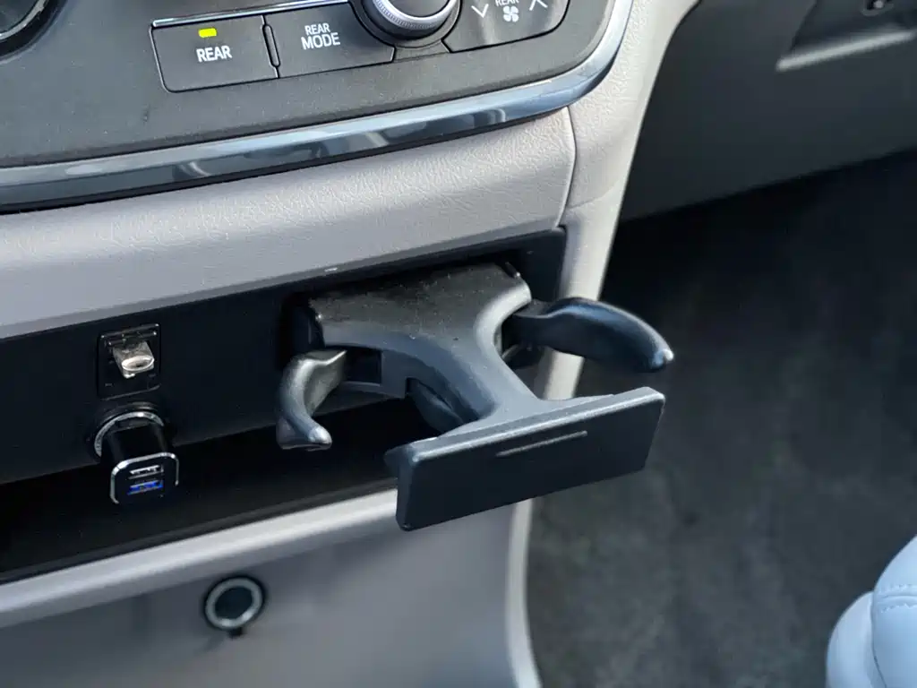 Toyota Sienna 2017 — фото 23