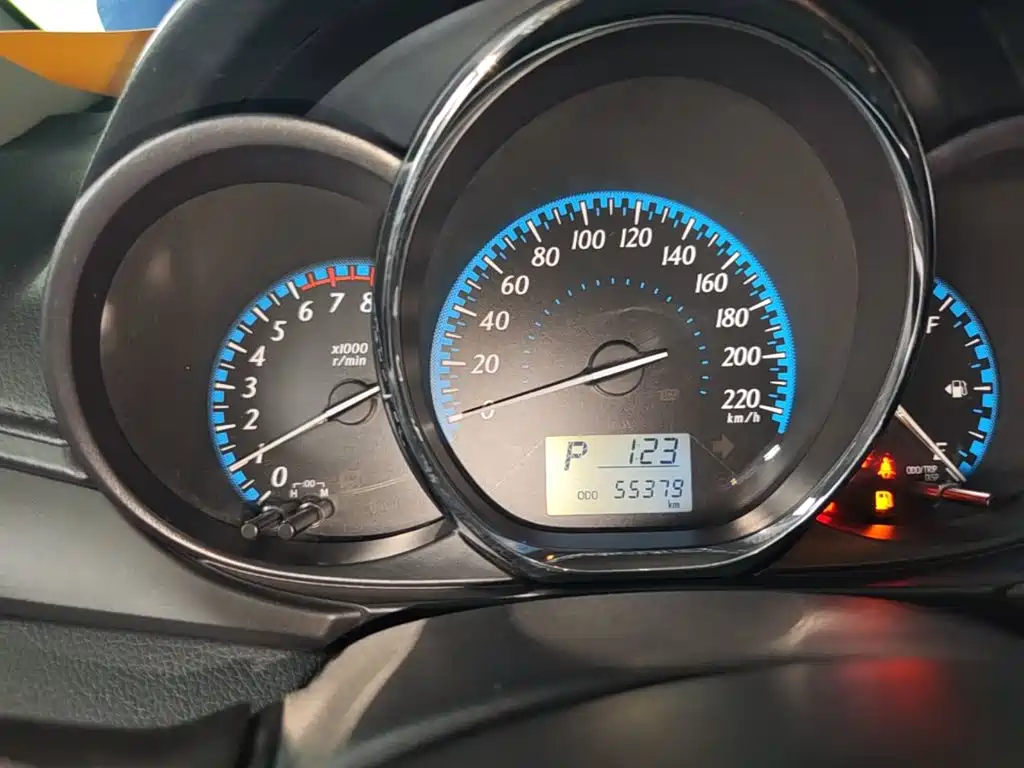 Toyota Yaris L 2017 — фото 12