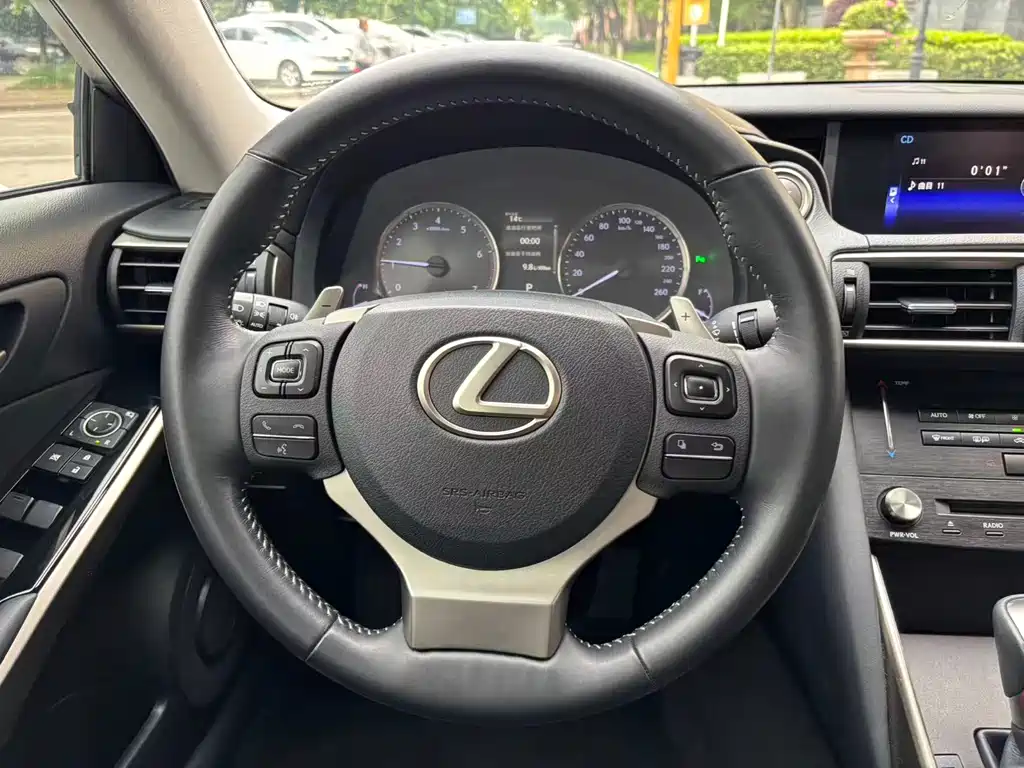 Lexus IS 2018 — фото 10