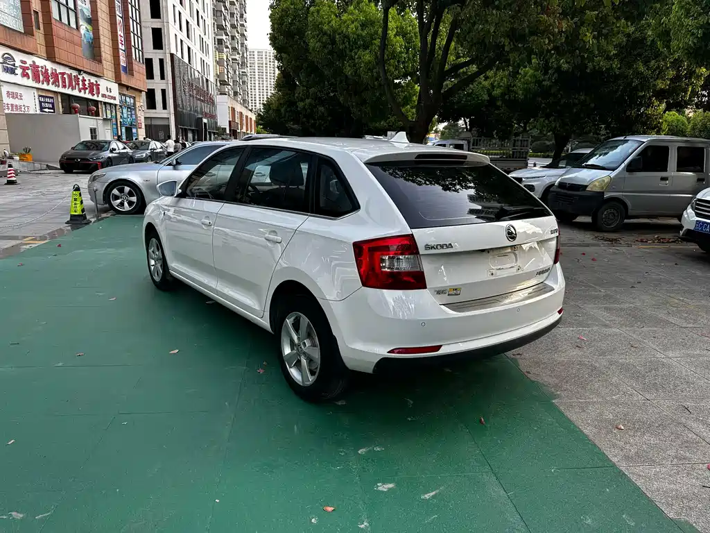 Skoda Rapid Spaceback 2017 — фото 7