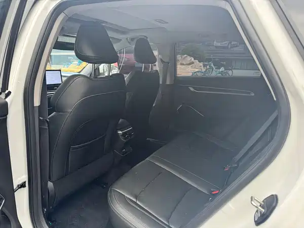 Geely Emgrand 2023