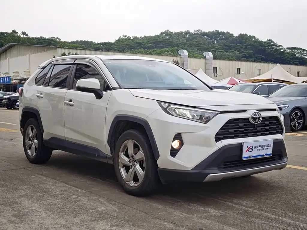Toyota RAV4 2021 — фото 3