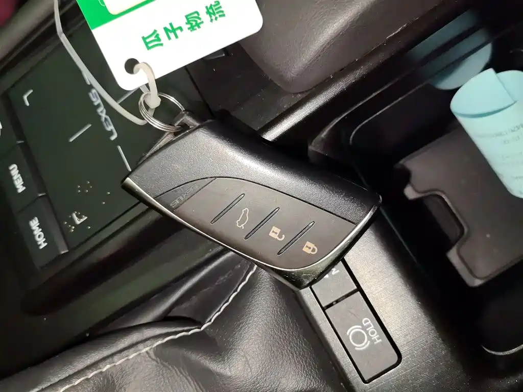 Lexus ES 2018 — фото 12