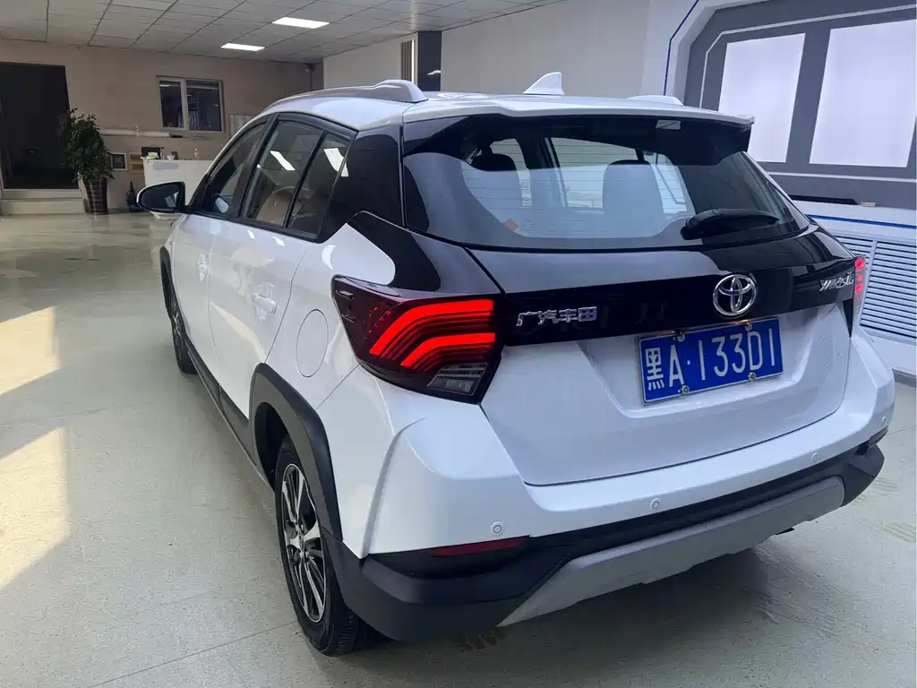 Toyota Yaris L 2022 — фото 6