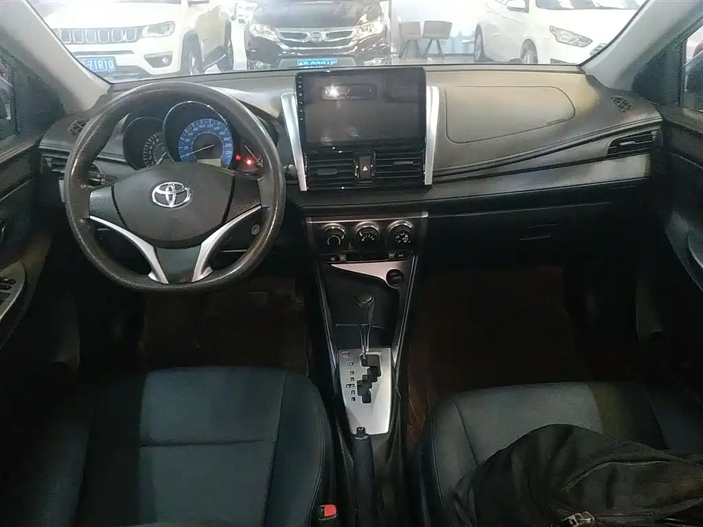 Toyota Yaris L 2015 — фото 13
