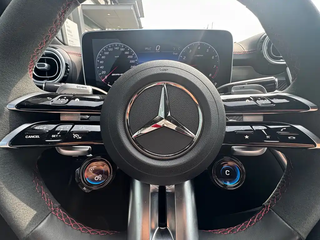 Mercedes-Benz C-Class AMG 2025 — фото 8
