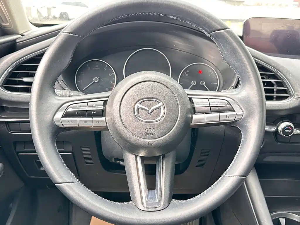Mazda 3 Axela 2020 — фото 13