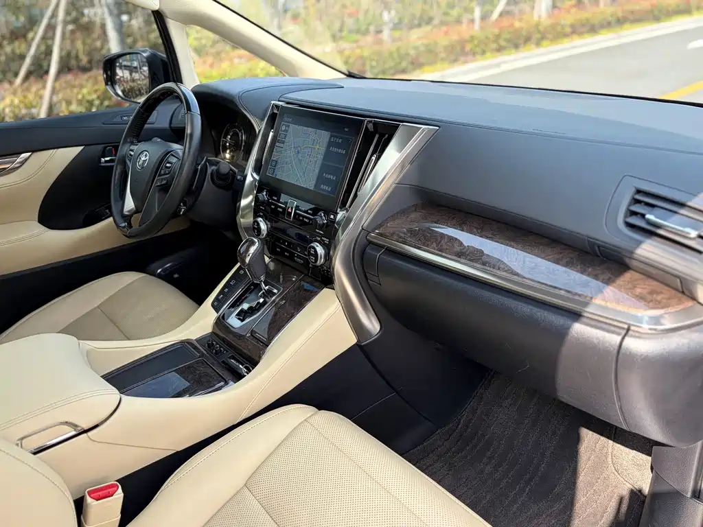 Toyota Alphard 2022 — фото 12