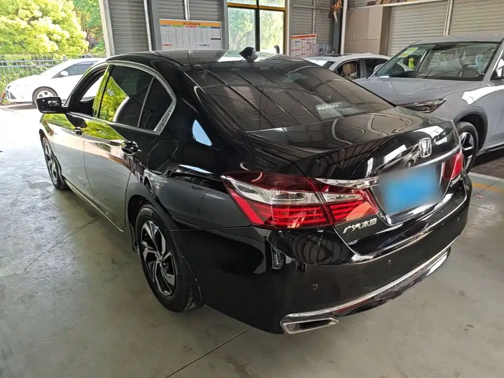Honda Accord 2017 — фото 23