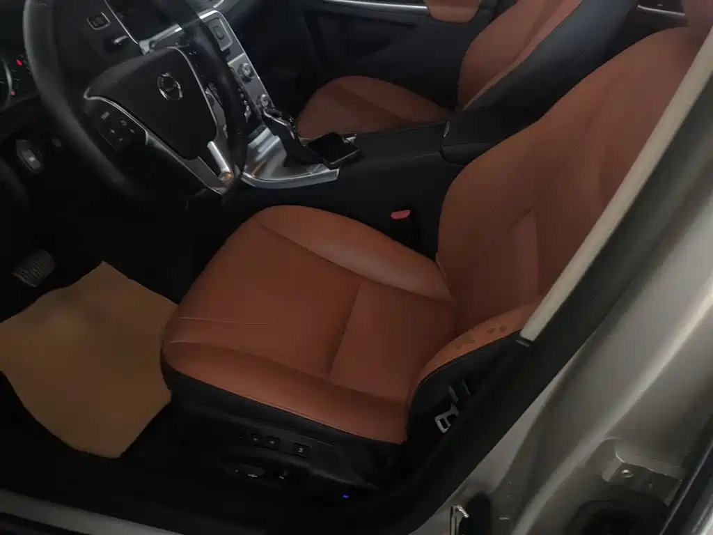 Volvo S60 2019 — фото 11
