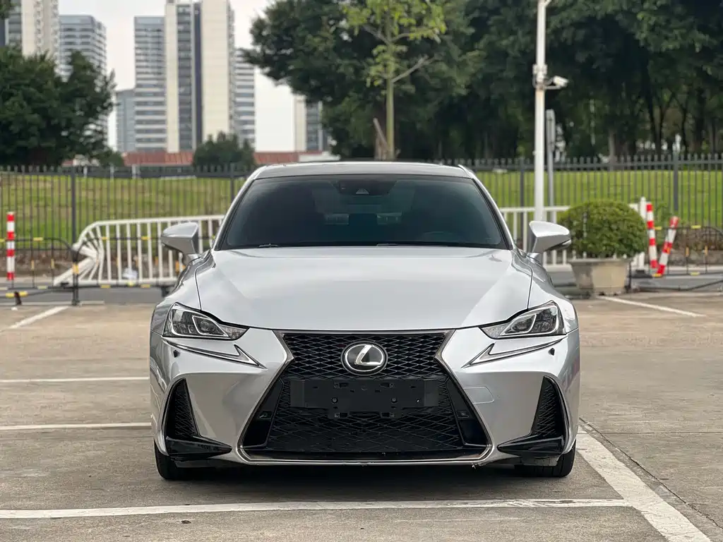 Lexus IS 2018 — фото 2