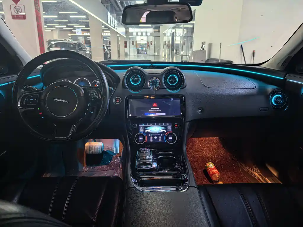 Jaguar XJ 2017 — фото 10