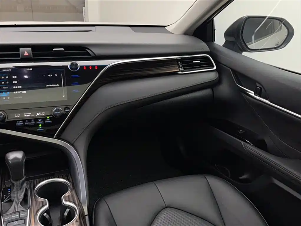 Toyota Camry 2019 — фото 16