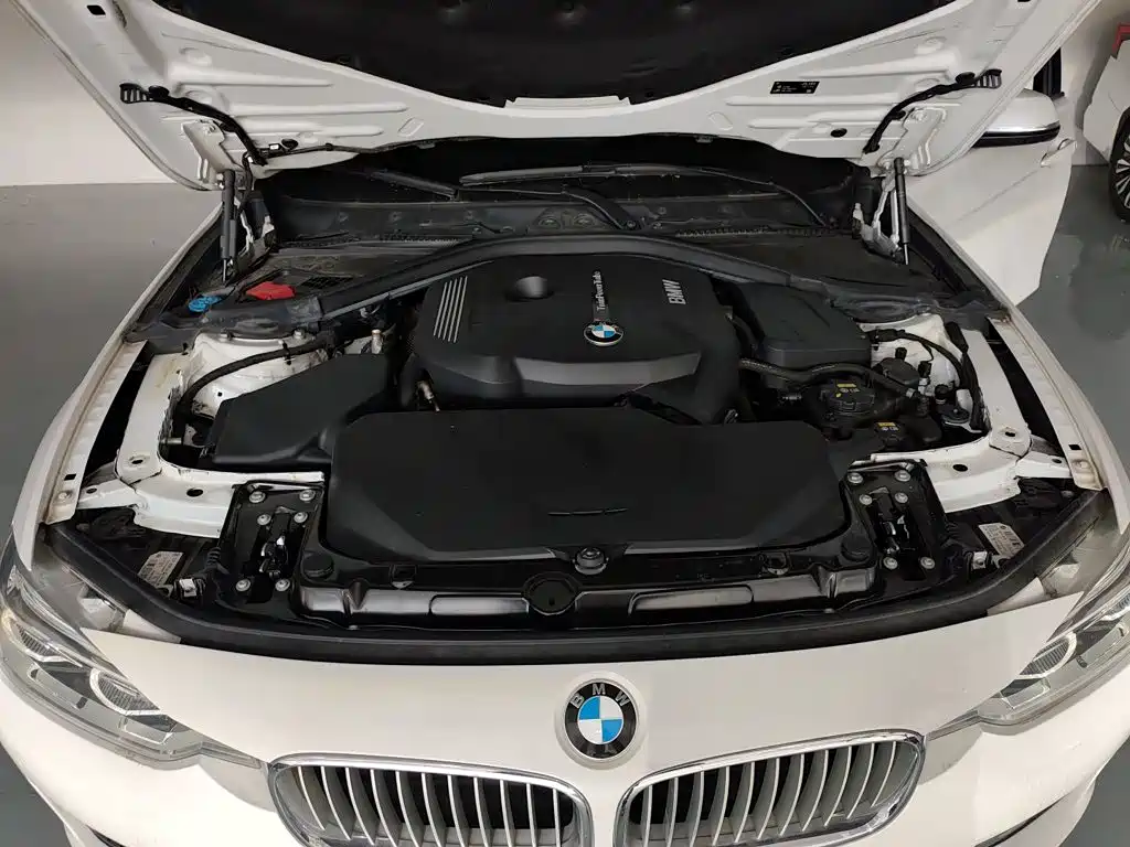 BMW 3 Series 2019 — фото 16