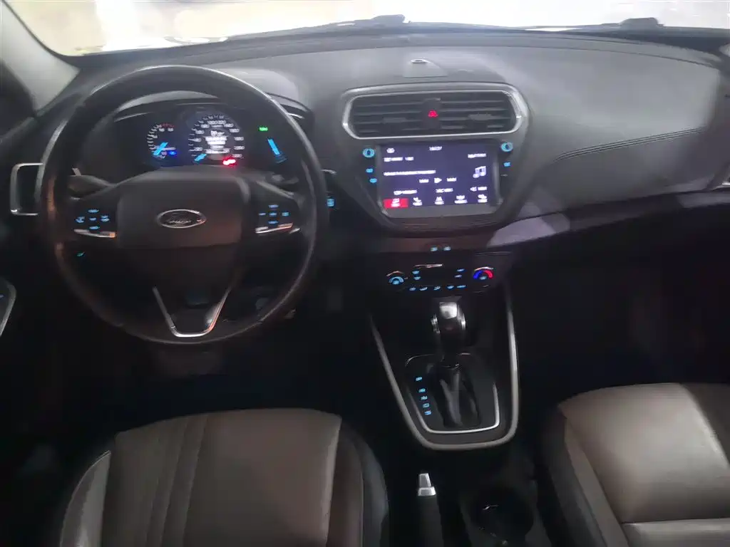 Ford Escort 2019 — фото 10