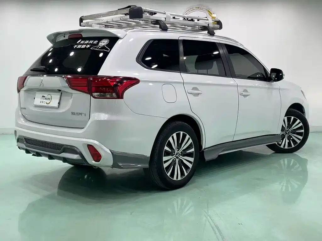 Mitsubishi Outlander 2022 — фото 9