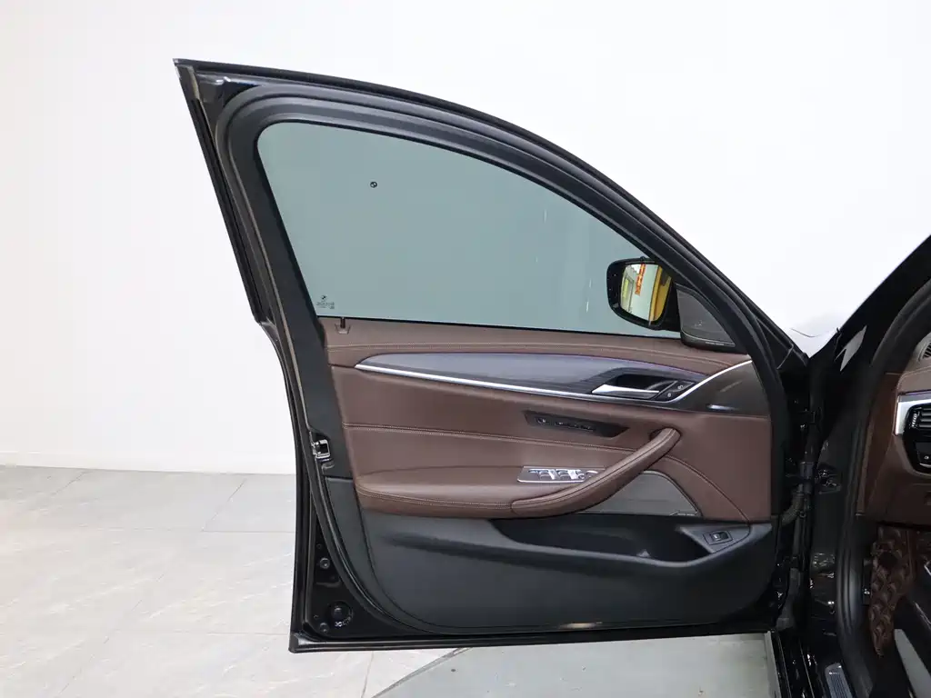 BMW 5 Series 2021 — фото 14