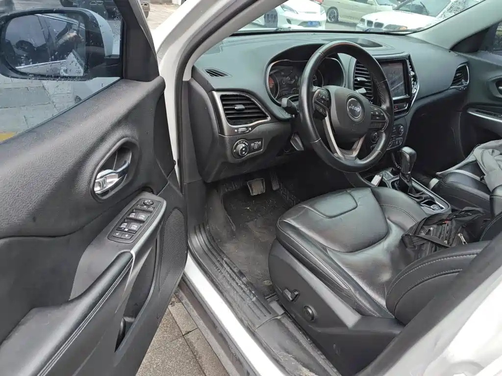Jeep Cherokee 2019 — фото 12