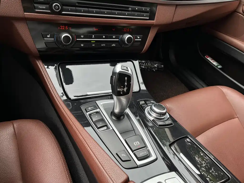 BMW 5 Series 2016 — фото 10