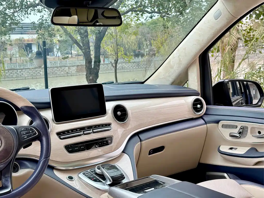 Mercedes-Benz V-Class 2018 — фото 18