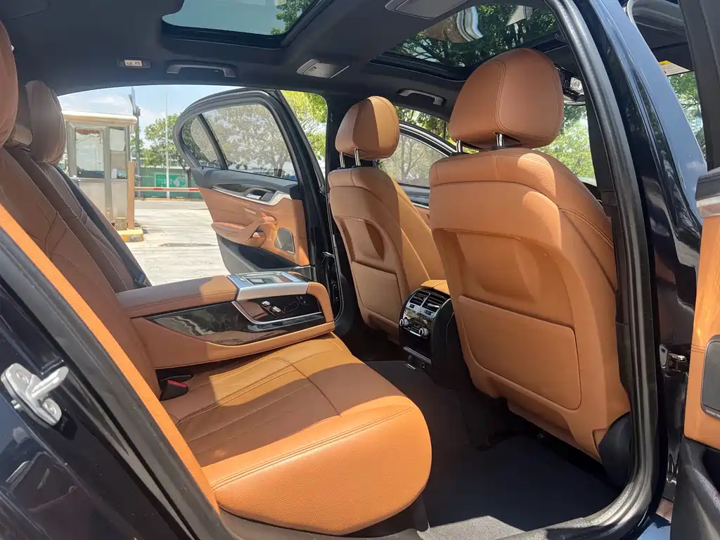 BMW 5 Series 2018 — фото 10